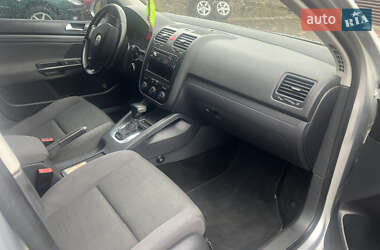 Хэтчбек Volkswagen Golf 2009 в 