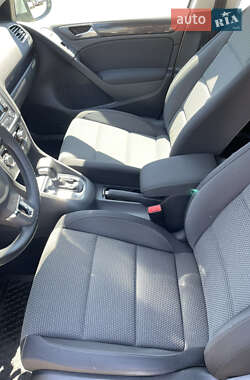 Хэтчбек Volkswagen Golf 2010 в 