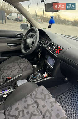 Хэтчбек Volkswagen Golf 2000 в 