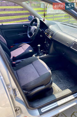Хэтчбек Volkswagen Golf 2000 в 