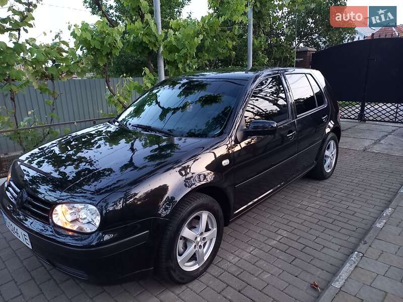 Хетчбек Volkswagen Golf 2002 в 