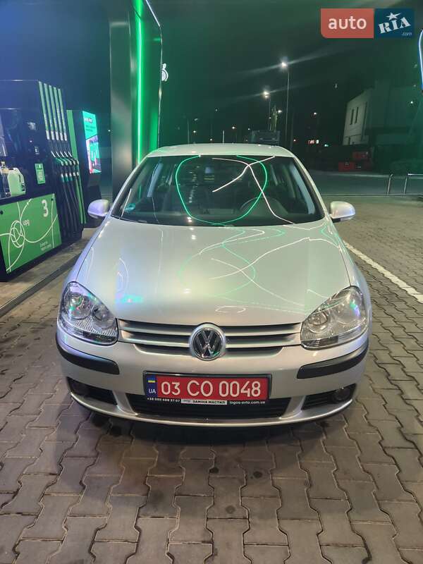 Хэтчбек Volkswagen Golf 2005 в 