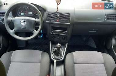 Хетчбек Volkswagen Golf 2002 в 