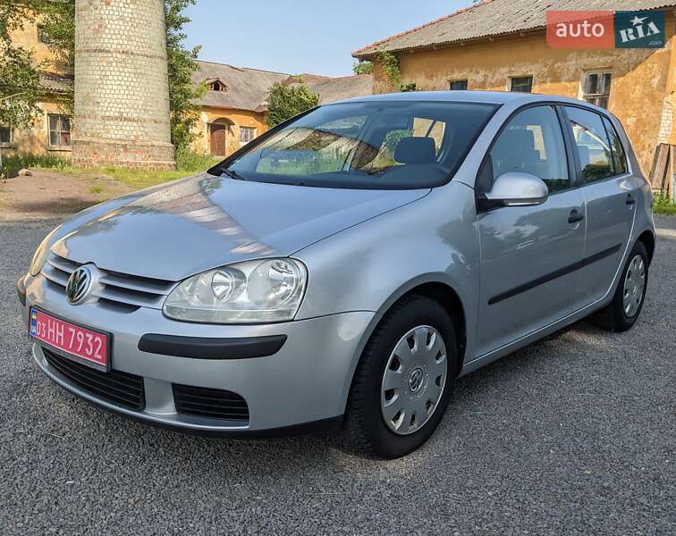 Хэтчбек Volkswagen Golf 2004 в 