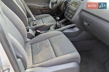 Хэтчбек Volkswagen Golf 2004 в 
