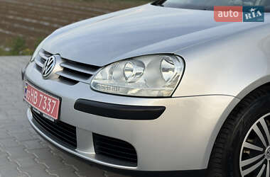 Хэтчбек Volkswagen Golf 2004 в 