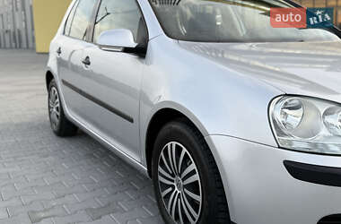Хэтчбек Volkswagen Golf 2004 в 