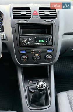 Хэтчбек Volkswagen Golf 2004 в 