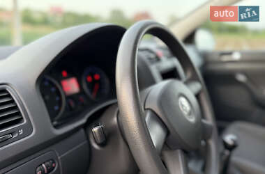 Хэтчбек Volkswagen Golf 2004 в 