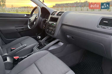 Хэтчбек Volkswagen Golf 2004 в 