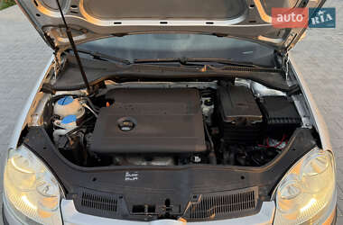 Хэтчбек Volkswagen Golf 2004 в 