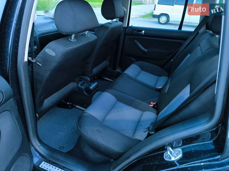 Універсал Volkswagen Golf 2002 в Чернівцях