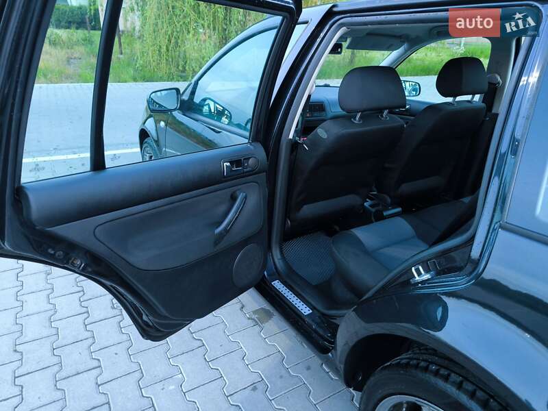 Універсал Volkswagen Golf 2002 в Чернівцях