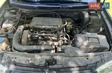 Хэтчбек Volkswagen Golf 2002 в 