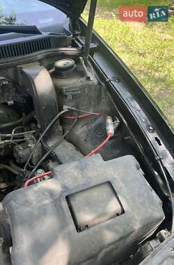 Хэтчбек Volkswagen Golf 2002 в 