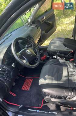 Хэтчбек Volkswagen Golf 2002 в 