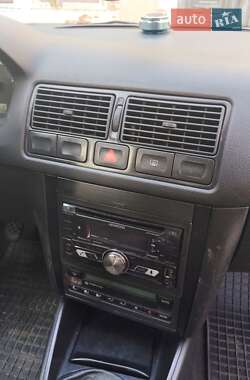 Хетчбек Volkswagen Golf 2001 в 