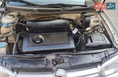 Хетчбек Volkswagen Golf 2001 в 