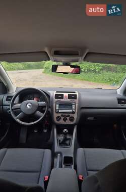 Хэтчбек Volkswagen Golf 2004 в 