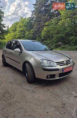 Хэтчбек Volkswagen Golf 2004 в 