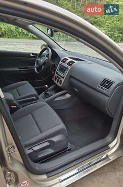 Хэтчбек Volkswagen Golf 2004 в 