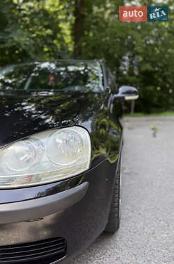 Хетчбек Volkswagen Golf 2004 в 