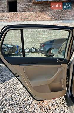 Хетчбек Volkswagen Golf 2006 в 