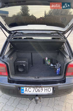Хетчбек Volkswagen Golf 2000 в 