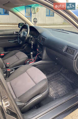 Хетчбек Volkswagen Golf 2000 в 