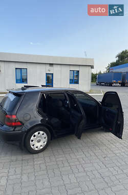 Хетчбек Volkswagen Golf 2000 в 