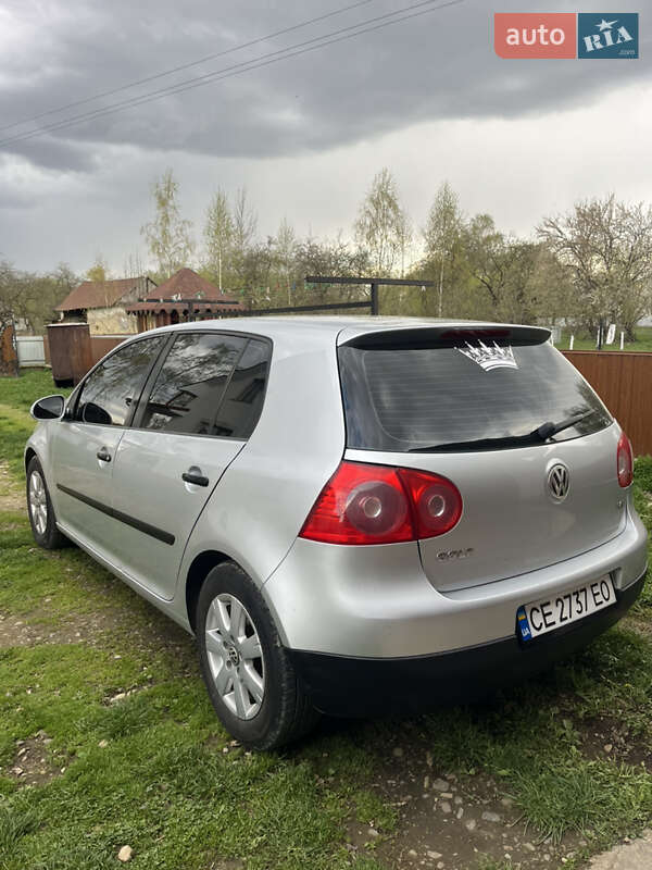 Хэтчбек Volkswagen Golf 2004 в Черновцах