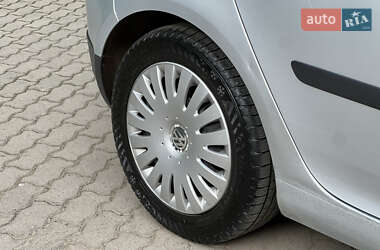 Хэтчбек Volkswagen Golf 2004 в 