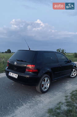 Хэтчбек Volkswagen Golf 2000 в Березному