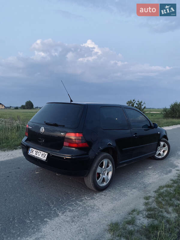 Хэтчбек Volkswagen Golf 2000 в Березному