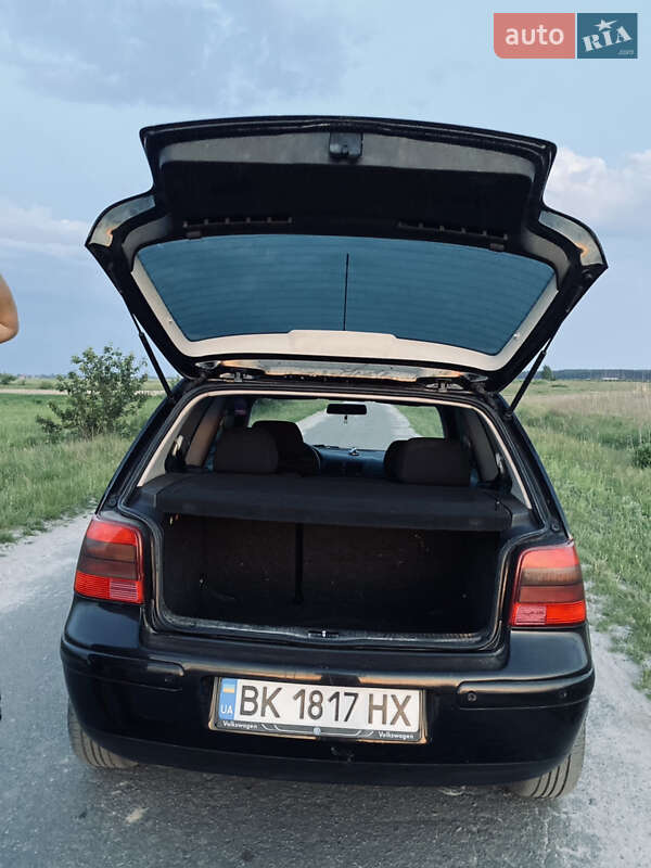 Хэтчбек Volkswagen Golf 2000 в Березному