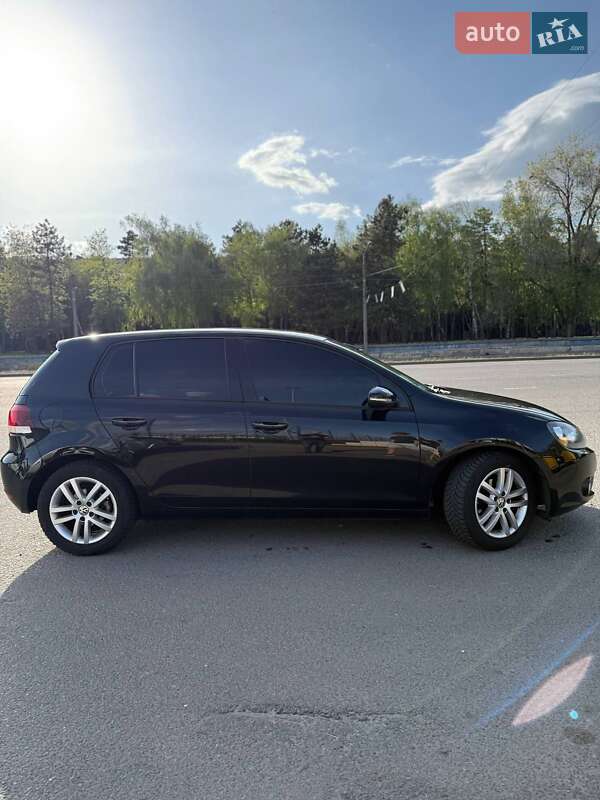 Хетчбек Volkswagen Golf 2010 в 