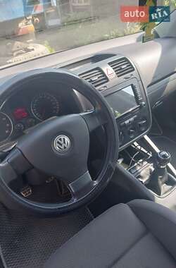 Хэтчбек Volkswagen Golf 2005 в 
