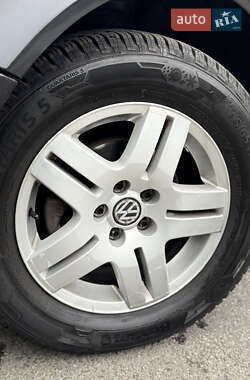 Хэтчбек Volkswagen Golf 2002 в 