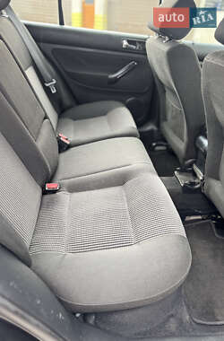 Хэтчбек Volkswagen Golf 2002 в 