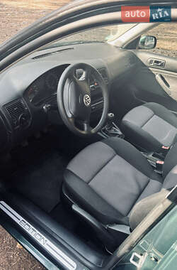 Хетчбек Volkswagen Golf 2002 в 