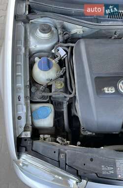 Хэтчбек Volkswagen Golf 2003 в 