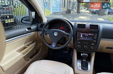 Хэтчбек Volkswagen Golf 2005 в 