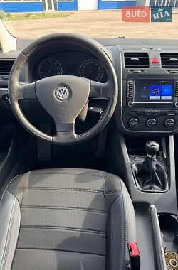 Хэтчбек Volkswagen Golf 2004 в 
