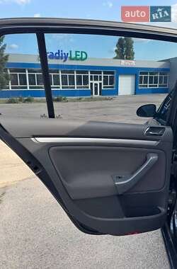 Хэтчбек Volkswagen Golf 2004 в 