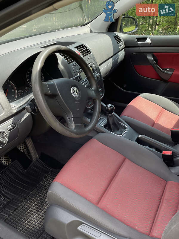 Хэтчбек Volkswagen Golf 2005 в Хотине