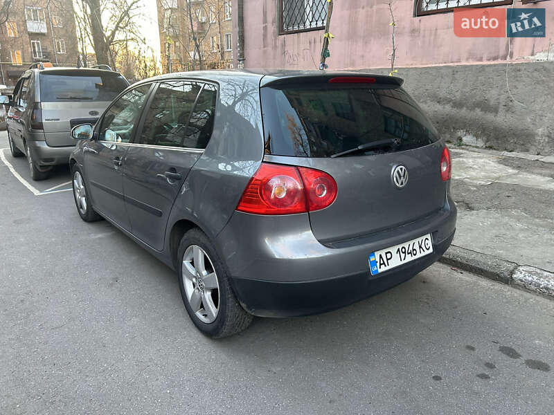Хетчбек Volkswagen Golf 2004 в Запоріжжі