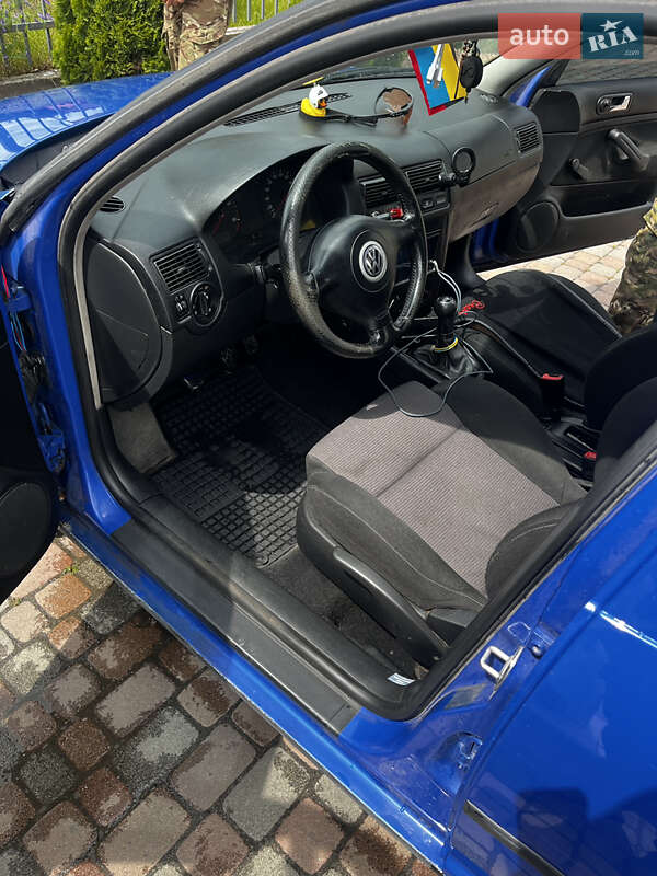 Хетчбек Volkswagen Golf 2002 в Сарнах