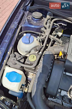 Хэтчбек Volkswagen Golf 2002 в 