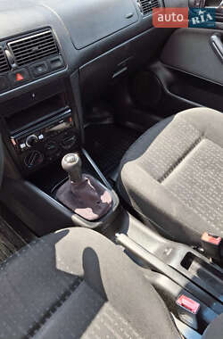 Хэтчбек Volkswagen Golf 2002 в 