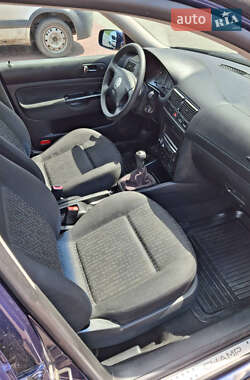 Хэтчбек Volkswagen Golf 2002 в 